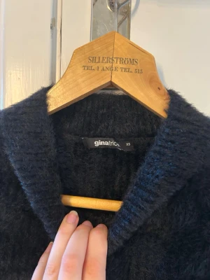 Svart fluffig stickad tröja Gina Tricot - Mysig svart stickad tröja från Gina Tricot i storlek XS. Tröjan har en fluffig och mjuk textur, lång ärm och en klassisk rund halsringning. samt en beige tröja i mjukt material jätteskön att ha på sig. Perfekt för kalla dagar när du vill vara både varm och snygg. pris kan diskuteras vid snabbt köp 