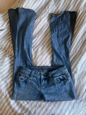 Lowrise jeans - Säljer ett par extremt lågmidjade jeans. Köpte secondhand som skinny men sydde om till flare. Säljer främst för att de är för korta (jag är 165cm) 🥲 Jag har stl S i jeans o dessa sitter ganska tight( vet ej vilket stl de är men skulle gissa xs-xss)🥹 Tänker på att kanske klippa till shorts så om ni vill ha de så köp nu😇😇 