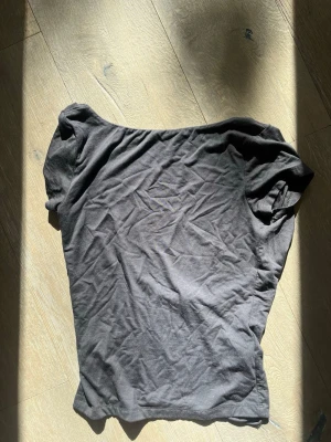 Topp, Gina Tricot - Grå topp från Gina Tricot. Fint skick, förutom sömmen som har gått upp lite (bild 3).