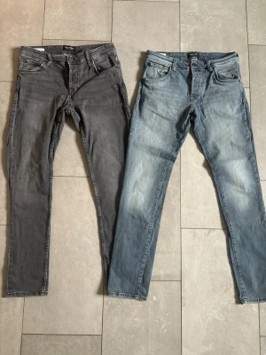 jack & jones jeans 2x - säljer dessa två jack & jones för endast 49kr!! ena har håll i fickan men kan sys igen och andra har ett ihop sytt håll längst ner på byxan (syns knappt) byxorna är helt använd bara -båda är 32/32 - hör av dig vid minsta fundering!