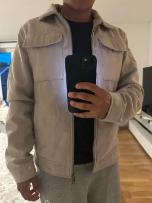 Cardigan  - Riktigt snygg beige cardigan som är perfekt för sommar och höst den e riktigt snygg och passar till allt säljer då den inte kommer till användning, inga skador 