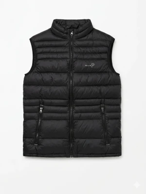 Svart dunväst från Pelle P - Snygg svart dunväst från Pelle P med quiltad design och hög krage. Västen har två praktiska fickor med dragkedja och logotyp på bröstet. Perfekt för lager-på-lager och håller dig varm under kyliga dagar.