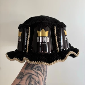 Ölhatt av sorten KUNG - • Ölhatt av sorten ”KUNG” • Virkad av mig @virkningbynadja  • Vill du ha en annan sort? Jag virkar på beställning, skicka DM vid intresse.