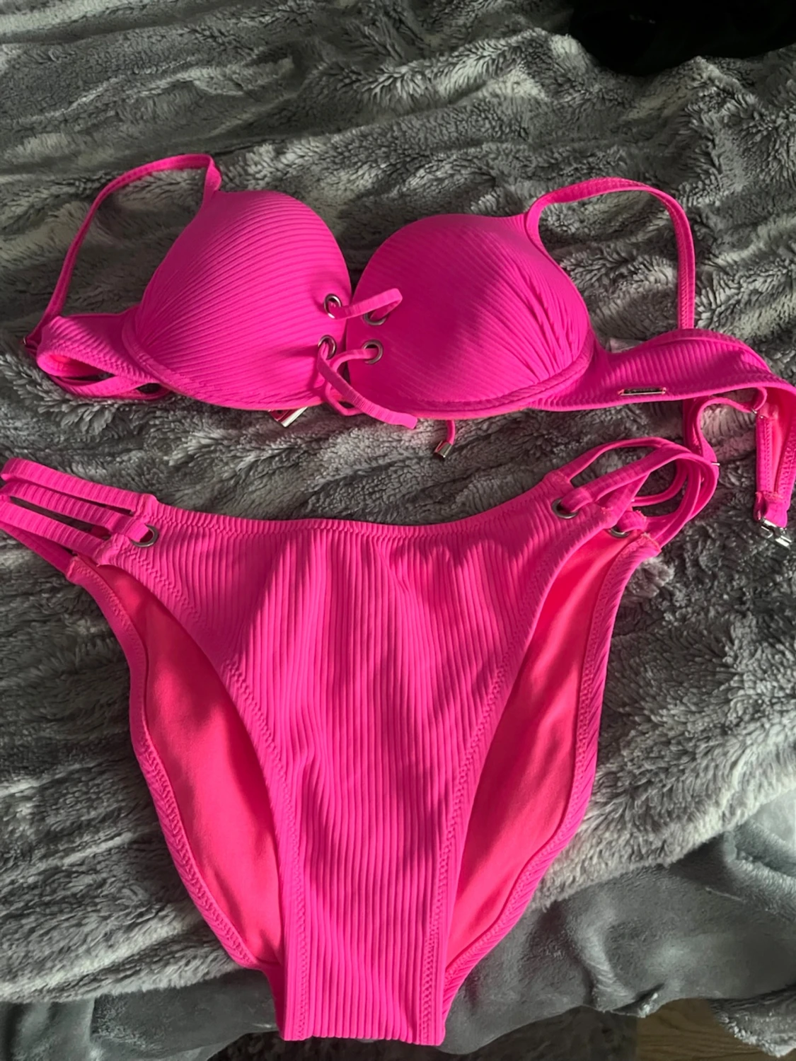 Rosa ribbad bikini med snörning