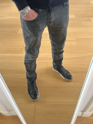 Replay jeans  - Tjena, säljer ett par Replay jeans i modellen Anbass, Jensen är i bra skick och i storlek W30/L32 och i färgen grå hör gärna av dig om du har några frågor☺️4