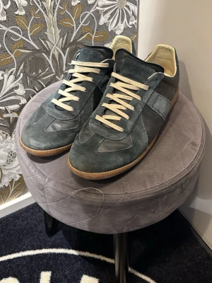 Masion margiela  - Mörk blåa masion margiela. Riktigt stiliga skor. Box och dustbags kommer med. Skriv för intresse!