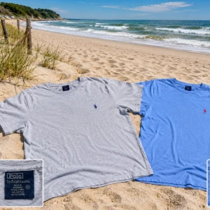 2 st Polo Ralph Lauren t-shirts - Två klassiska t-shirts från Polo Ralph Lauren. Ena är ljusgrå med liten broderad logga på bröstet, den andra är ljusblå med samma ikoniska logga. Båda är kortärmade och har en avslappnad passform. Materialet är bomull.
