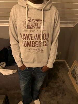 Grå hoodie Lake Wood Lumber Co - Snygg hoodie med tryck | Storlek:S | Längd på han som bär hoodien: 178cm | Hör av er för frågor 😁