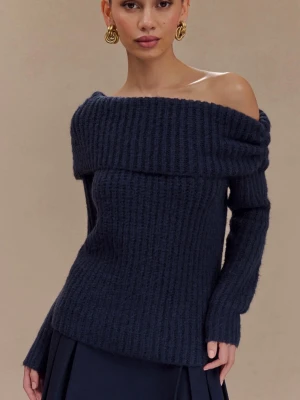 Meshki Mörkblå off shoulder stickad tröja - Från Meshki, mörkblå stickad tröja med bred off shoulder-ringning och grov ribbstickning. Långa ärmar och avslappnad passform. Bra kvalité och väldigt elegant. 