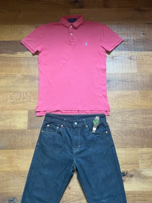 Ralph Lauren Piké Herr Rosa Small  - Säljer en snygg och klassisk Ralph Lauren piké i rosa färg med broderad logga på bröstet. Perfekt till sommaren, preppy fits eller clean casual outfits. Väldigt skön passform och enkel att matcha med jeans, shorts eller chinos.                                            Kommer från ett rökfritt hem                    Skriv vid frågor och bundels erbjuds 