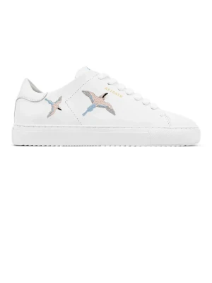 Axel Arigato skor  - Stilrena vita sneakers från Axel Arigato i läder med broderade fåglar i blått, beige och grått på sidan. Klassisk låg modell med vita skosnören och guldfärgad logga på sidan. Perfekta för dig som vill ha en clean look med unik detalj.