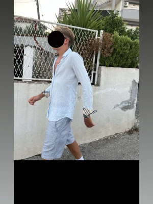 Ljusblå burberry linneskjorta  - Otroligt snygg och unik burberry skjorta, burberry har bara sålt ett fåtal av detta därav väldig rare. Perfekt nu inför sommaren. Storlek s, personen på bilden är 173 cm och väger 65 kg 