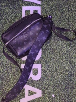 Outdoor messenger bag  - Jättefin väska, inga defekter. Säljs för jag bara haft den liggandes i garderoben 