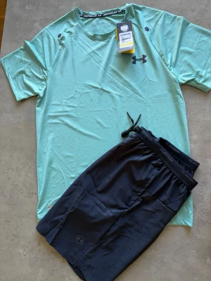 Underarmour summer set - Helt nya par  ljusblåa Underarmour  summer set som passar perfekt för den kommande sommarn.Dressen passar s där den sitter lite mindre!