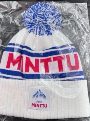 Mössa från Minttu - original såklart  - Snygg vit stickad mössa från Minttu. Original såklart. Helt ny i påse. 