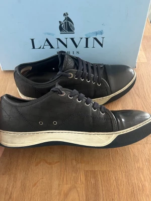 Lanvin Skor - Säljer ett par schyssta lanvins i storlek Uk 7 som passar storlek 42-43. Finns en defekt på insidan av skon däröver priset annars i fint skick. Box medkommer. 
