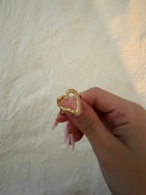 Guldig hjärtformad ring - Hjärtformad guld ring. Justerbar storlek!