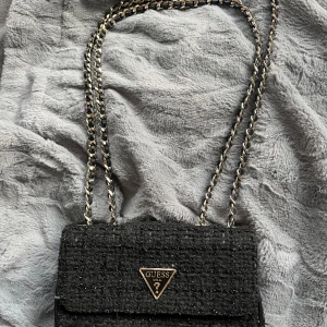 Väska (läs caption) - Liten väska från guess!! Så gullig och perfekt till fest eller utgång!! Köpte här på Plick för 450. Har lite slitage längs kanterna, skriv för bilder!!!❤️pris kan diskuteras 