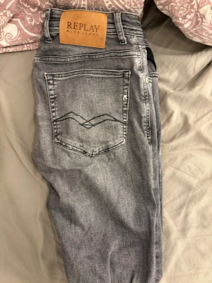 Grå jeans från Replay - Säljer mina replyas storleken är 36/32 .