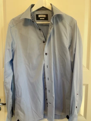 J. Harvest & Frost Skjorta - Large 41/42 Slim fit. Liten fläck på magen som går bort i tvätten (se sista bilden)