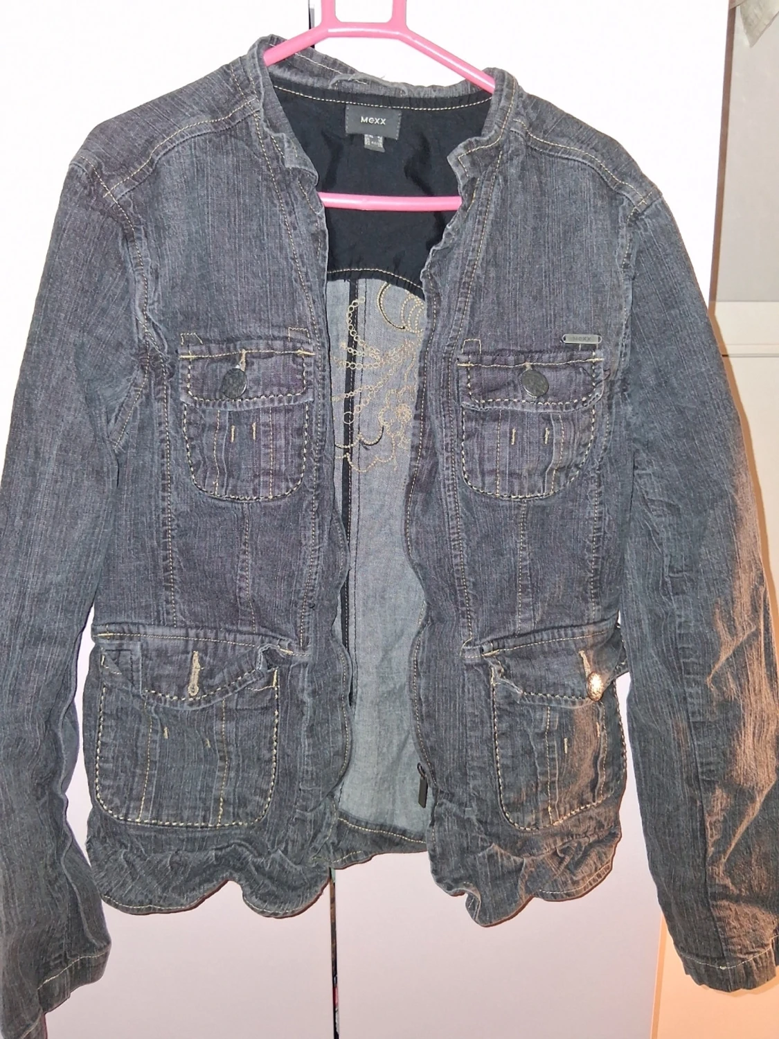 Grå jeansjacka med broderi från Mexx
