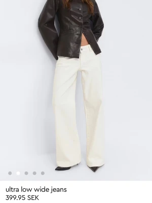 Vita wide leg jeans - Skit snygga low waist wideleg jeans från ginatricot som är helt slutsålda! Används fåtal ggr därav i mycket bra skick! Storlek 36