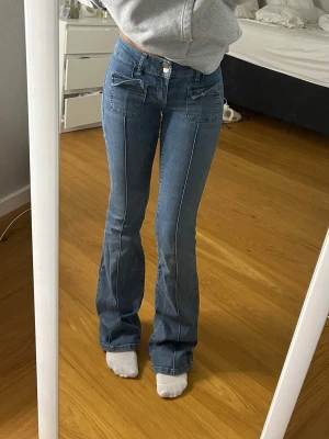 Bootcut jeans från Nelly  - Är ganska slitna finns 1 eller 2 hål men man kan lätt sy ihop. Kostar egentligen 699kr och är i storlek XXS