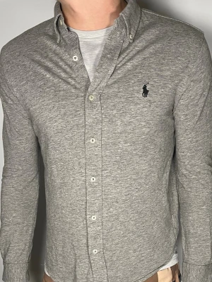 Ralph Lauren skjorta - Säljer en riktigt snygg och trendig Ralph Lauren skjorta i fint skick, storlek S, vid frågor är det bara att skriva //Gramenti