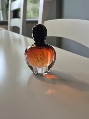 Pure XS parfym från Paco Rabanne - Säljer en Pure XS parfym från Paco Rabanne. 30 ml från början, knappt använd. Har förvarats svalt & mörkt. Beskrivs följande:                         TOP NOTER: Ylang-Ylang  HJÄRT NOTER: Vanilj & popcorn  BAS NOTER: Sandelträ & Amber