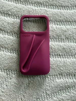 Rhode skal - Iphone 17pro. Med lipgloss