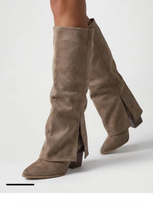 Cowboyboots  - Jätte fina stövlar som jag precis fick hem men som tyvärr var för små! Säljer för att slippa betala massa frakt! Kan gå ner i pris vid snabb affär! De är slutsålda i alla storlekar!