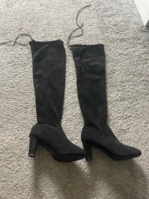 Svarta boots - Svarta boots med snören upptill 