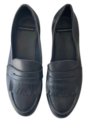 Vagabond loafers  - Svarta Vagabond platå läderloafers med fransar  och platt sula 🤍platåhöjd 3 cm 