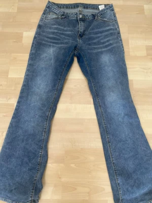 2 st Blå bootcut jeans - En par klassiska bootcut jeans som är i bra skick, dom har haft få andvädning och är utan några skador eller fläckar. De sitter riktigt bra. 