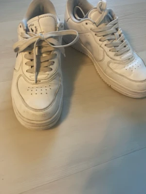 Vita låga sneakers från Polo Ralph Lauren - Klassiska vita sneakers från Polo Ralph Lauren i lågt snitt. Skorna har en stilren design med perforerade detaljer på tån, vita skosnören och diskret logga på plösen. Tillverkade i slätt läder för en clean och tidlös look. Sparsamt använda hör av er om ni undrar något eller fler bilder👍