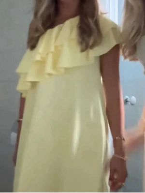 Gul klänning med volanger - Gul klänning som liknar den populära från zara😚💛strl xs💛