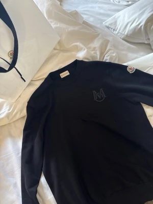 Moncler girocollo tricot - Tjenare! Säljer nu en riktigt snygg Moncler tröja jag köpte i Köpenhamn förra året. Nypris 7500kr storlek Medium svart färg. Skickar till hela Sverige eller möts upp i Göteborg. Använt ett fåtal gånger grymt skick! 