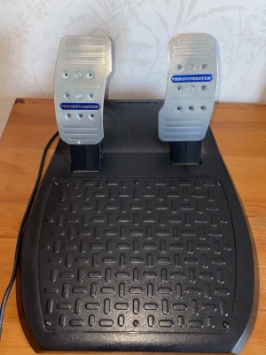 Thrustmaster t150-racing sim - Thrustmaster t150, kompatibel med ps4,ps3, pc. Kommer ej till användning därav säljs den. Finns tecken på användning dock inget som påverkar prestationen. Spelet och racing sim- 950