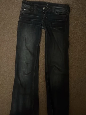 Svarta jeans från Cheap Monday - Säljer ett par svarta jeans från Cheap Monday med klassisk femficksdesign och raka ben. Jeansen är uppsydda längst ner och är tillverkade i bomull med lite stretch för extra komfort. Ordinarie pris på 399kr säljer för 150kr (pris kan diskuteras)💕