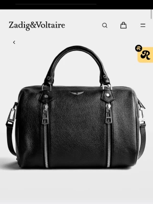 Zadig Voltaire väska sunny - Nu till salu, Zadig väska!! Köpt i Zadig butiken i Sthlm för nypris!! Den är fortfarande i jättebra skick men kommer inte lika mycket till användning. Skriv för flera bilder och så vidare💕💕💕medföljer 2 stycken Zadig ”smycken” samt dustbag 