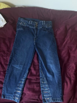 Blåa caprijeans - Säljer ett par blå Capri jeans i storlek S