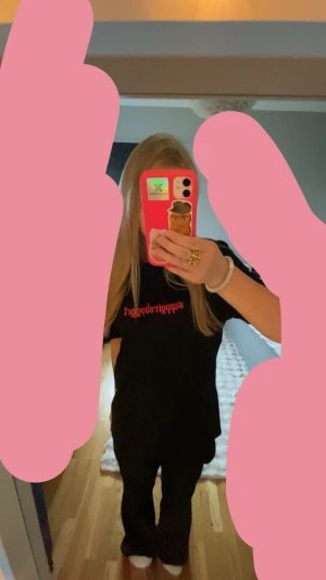 Soppgirobygget Svart viva La Tour t-shirt Avicii Arena - Viva La Tour t-shirt i svart med röd text och tryck både fram och bak. På ryggen står det 'Viva La Tour Final Part' och 'Avicii Arena 31.01.26' med en stor röd grafik. Klassisk passform och korta ärmar, perfekt för dig som gillar konsertmerch.