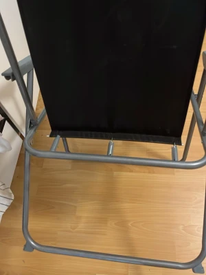 Svart solstol med grå metallram. Pris kan diskuteras - En svart solstol med robust grå metallram och sits i slitstarkt tyg. Perfekt för att chilla på balkongen eller i trädgården. Stolen har armstöd och en enkel, stilren design som passar in överallt.