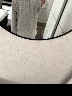 Rutig skjorta från Dressmann - Snygg rutig skjorta från Dressmann i ljusgrått och vitt. Skjortan har klassisk krage, knäppning framtill och långa ärmar. Perfekt för en chill och stilren look. Priset kan diskuteras 