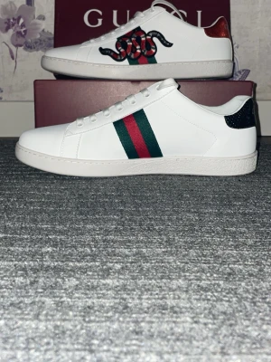 Gucci Ace orm - Säljer ett par feta Gucci ace orm för ett super pris, skorna är använda seriöst bara 1 gång, storlek 43 men kan även passa 42, skickar samma dag vid köp, inga skambud tack. Kvitto allt tillkommer som ni kan se på bilden 