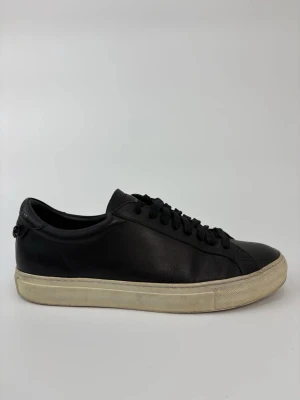 Givenchy sneakers - Svarta givenchy sneakers i bra skick. 