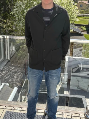 Aveny overshirt  - Riktigt snygg svart overshirt från Aveny. Storleken är M. Tveka inte på att höra av dig vid eventuella frågor och funderingar, vårat pris är inte hugget i sten!🙃