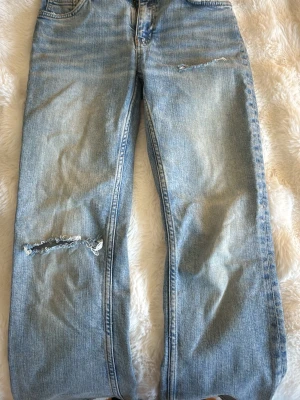 Ljusblå jeans - Gina tricot Young - Ljusblå jeans med bootcut och hål från Gina tricot 
