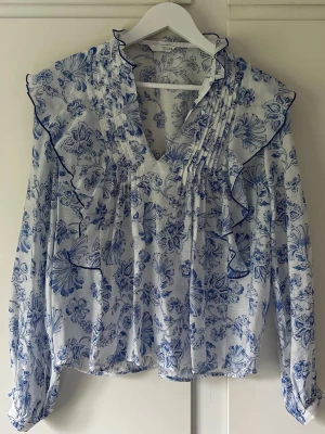 Blus ZARA  - Blus från ZARA, storlek M! 🩵🤍