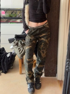 Carhartt WIP Aviation Pant Camo Laurel W28 L32 - Jättensnygga. Väldigt bra skick. Går att adjust i midjan och dra till nertill. Fickor på sidor och bak. 